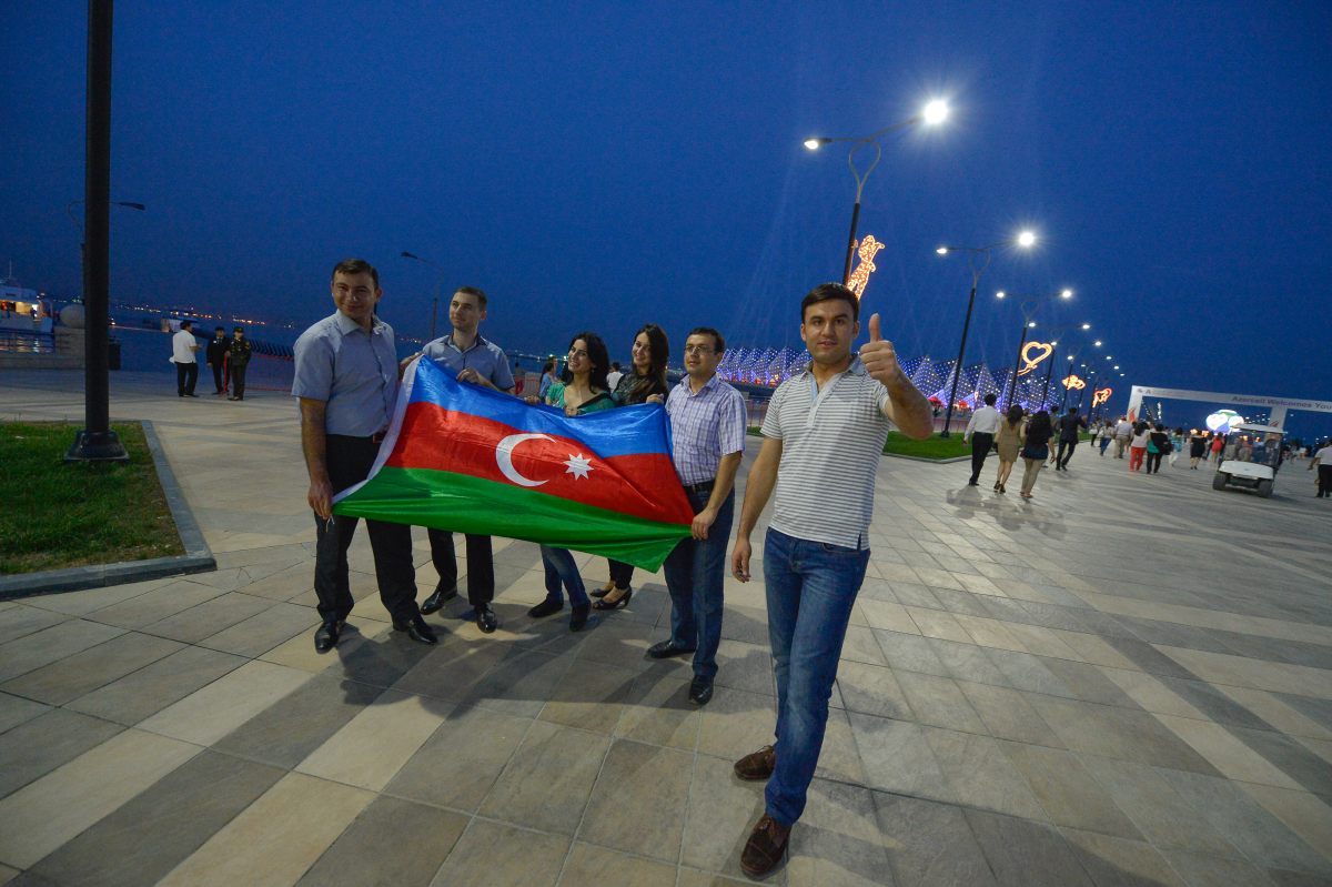 Как зрители прибывали на второй полуфинал "Евровидения" в "Baku Crystal Hall" - ФОТОСЕССИЯ