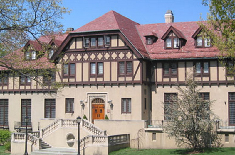 Redhead home. Вассар дом. Бежевый цвет дома. Фасад дома в бежевом цвете фото. Clark College (Washington).