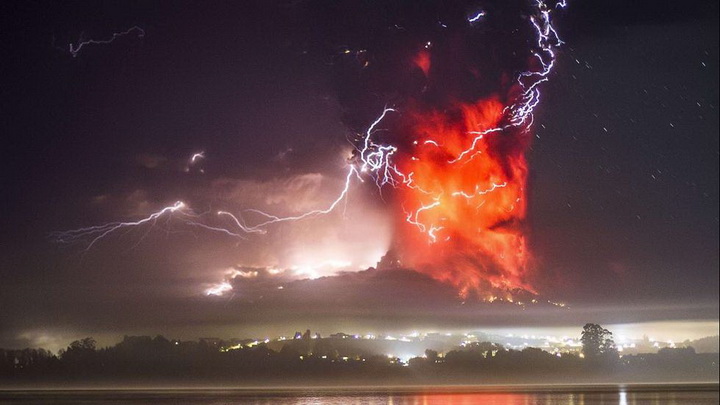 Новая тревога в Чили, вулкан покрывает страну пеплом - ФОТО