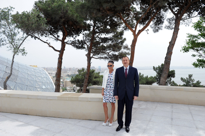 Президент Ильхам Алиев и его супруга Мехрибан Алиева приняли участие в открытии Бакинского фуникулера и подземного перехода на площади Азнефть – ФОТО