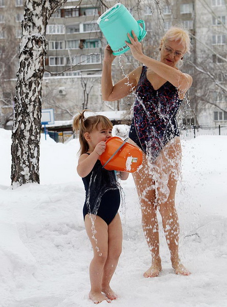 В России 3-летних детей обливают ледяной водой при минус 30 градусах - ФОТО