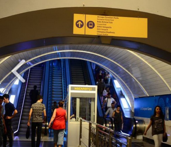Бакинское метро заговорило по-английски - ФОТО
