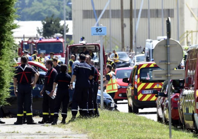 Теракт во Франции: на отрубленной голове нацарапано письмо - ОБНОВЛЕНО - ВИДЕО - ФОТО