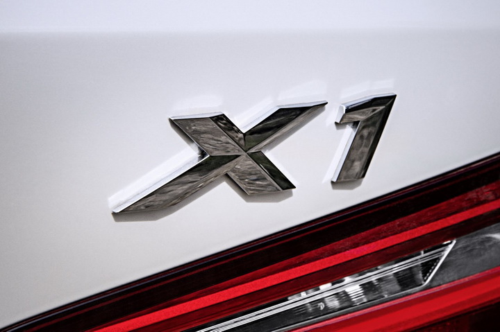 BMW официально представила новое поколение X1 - ФОТО
