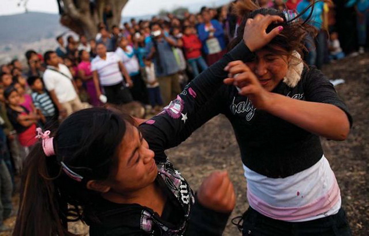 Отплатить кровью за урожай: женские кулачные бои в мексиканских деревнях - ФОТО