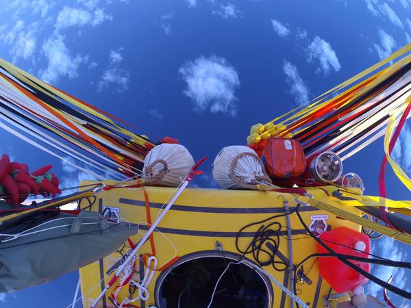 Завершилось рекордное путешествие на воздушном шаре - ФОТО