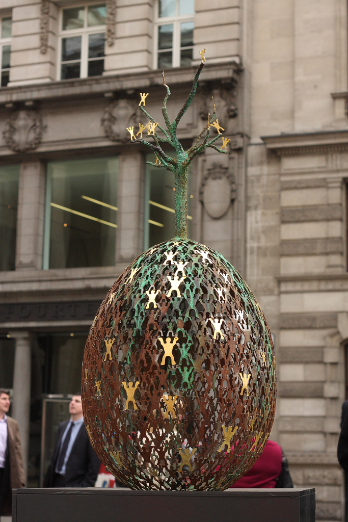 Huge egg. Самое большое пасхальное яйцо. Гигантские пасхальные яйца. Необычные пасхальные яйца. Необычные яйца.