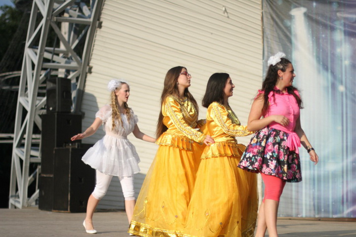 Участники АМОР покорили Липецк азербайджанским танцем - ФОТО
