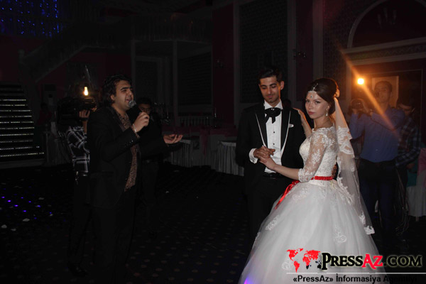 Azərbaycanlı müğənni rus xanımla evləndi - FOTO