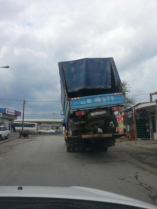 Смертельно опасная перевозка в Баку - ФОТО
