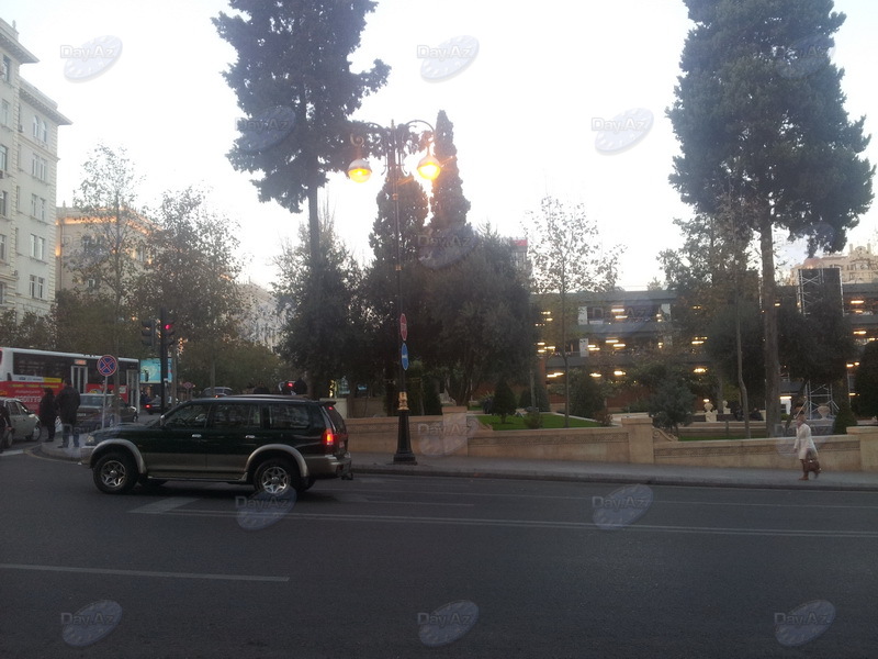 Свет средь бела дня на улице в Баку - ФОТО