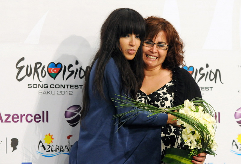 Трогательная встреча победительницы "Евровидения 2012" с матерью в Баку - ФОТО