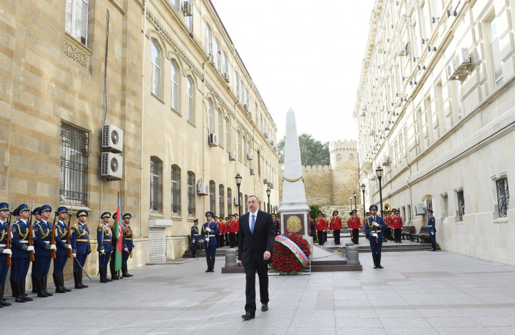 Президент Ильхам Алиев посетил памятник, воздвигнутый в честь Азербайджанской Демократической Республики - ОБНОВЛЕНО - ФОТО