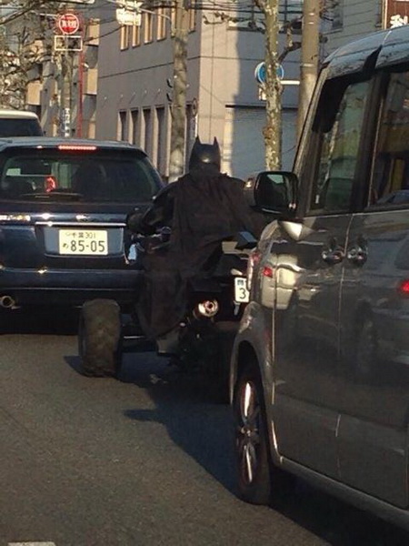 Японцы в шоке: на трассе заметили настоящего Бэтмена - ФОТО - ВИДЕО
