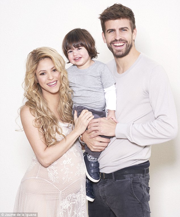 Беременная Шакира снялась в фотосессии с сыном и Жераром Пике - ФОТО