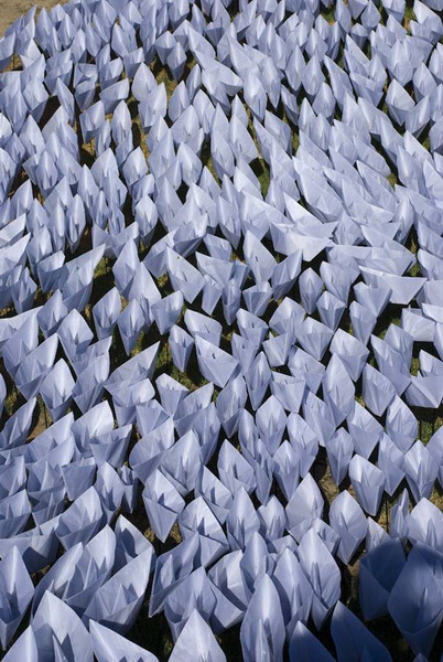 Сотни бумажных корабликов на песчаном пляже - ФОТОСЕССИЯ