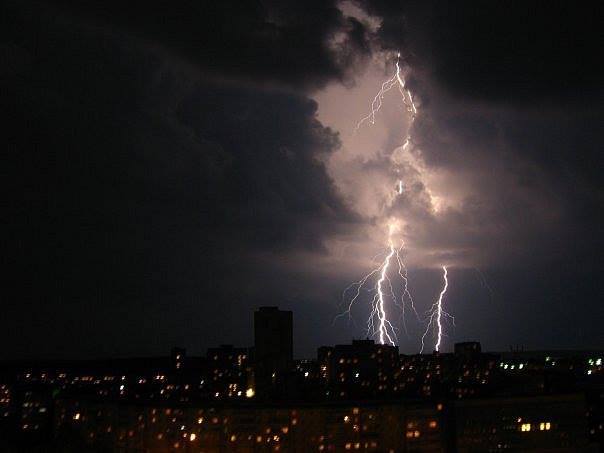 Сильный удар молнии в Баку удалось заснять на камеру - ФОТО