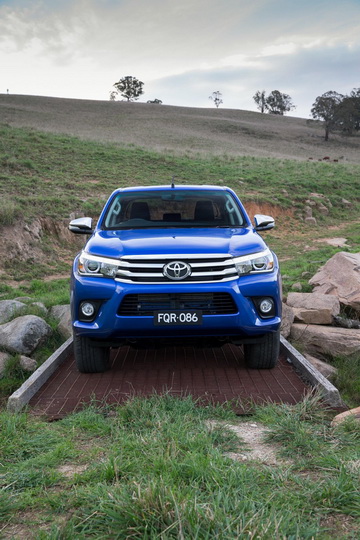 Toyota представила новое поколение "неубиваемого" пикапа - ФОТО
