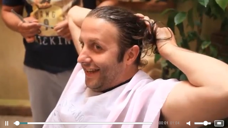 Известный турецкий ведущий публично остриг свои волосы - ВИДЕО