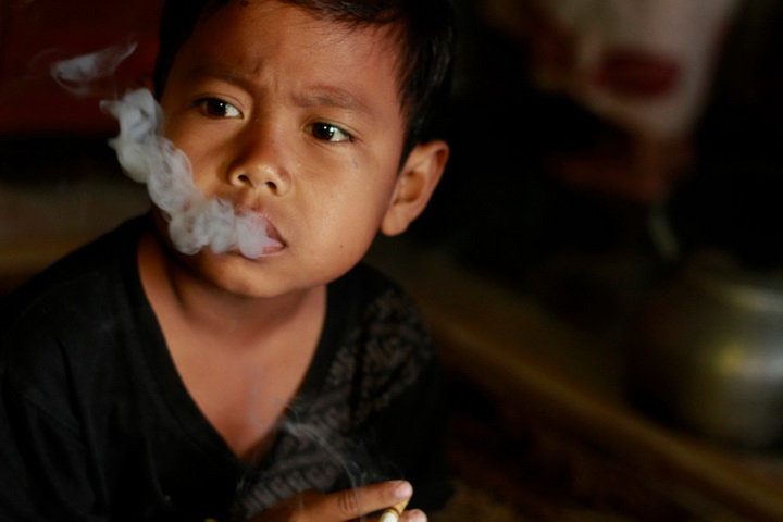 Семилетний мальчик выкуривает 16 сигарет в день - ФОТО