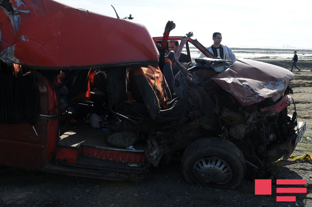 В Баку грузовик въехал в микроавтобус, есть погибшие и раненые - ОБНОВЛЕНО - ФОТО - ВИДЕО