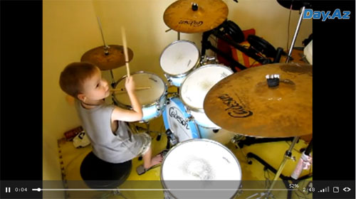 5-летний мальчик играет на барабане - ВИДЕО