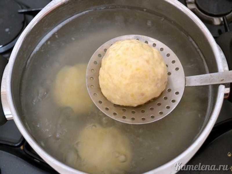 Блюдо картофель тесто. Картофельные шарики вареные. Вареные картофельные шарики с фаршем. Вареные шарики из теста. Тесто с картофельным пюре.