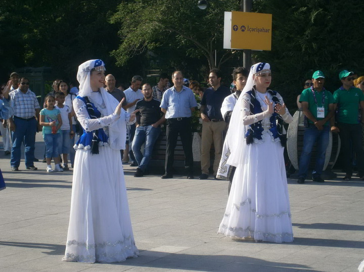 "Яллы" в центре Баку: гости Евроигр пустились в пляс - ФОТО