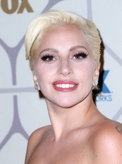 Леди Гага удивила своим лицом на вечеринке - ФОТО
