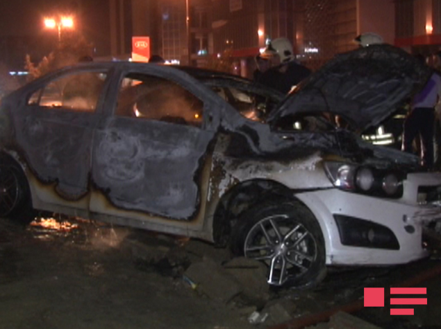 Странное ДТП в Баку: водитель поджег свой Chevrolet после аварии - ФОТО