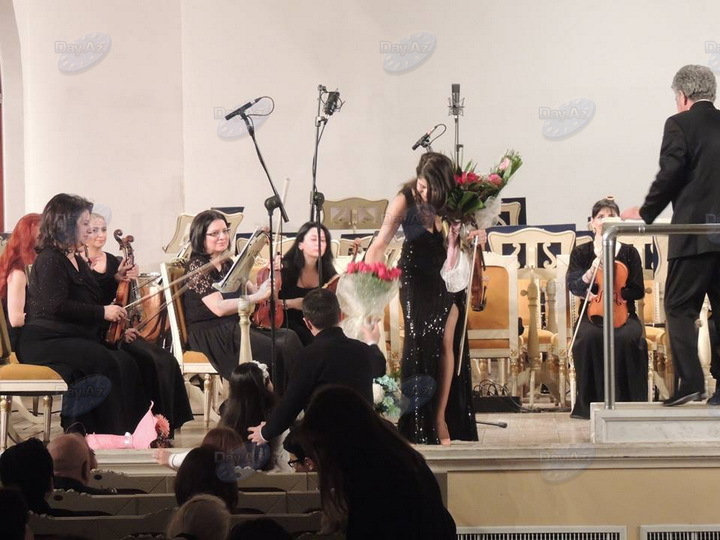 Филармония красиво поздравила женщин с 8 марта - РЕПОРТАЖ - ФОТО
