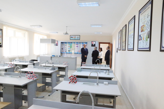 Президент Ильхам Алиев ознакомился со зданием бакинской школы №54 после капремонта и реконструкции - ОБНОВЛЕНО - ФОТО
