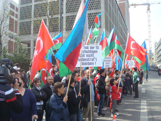 Азербайджанцы, проживающие в Германии, провели акцию протеста против расовой дискриминации - ОБНОВЛЕНО - ФОТО