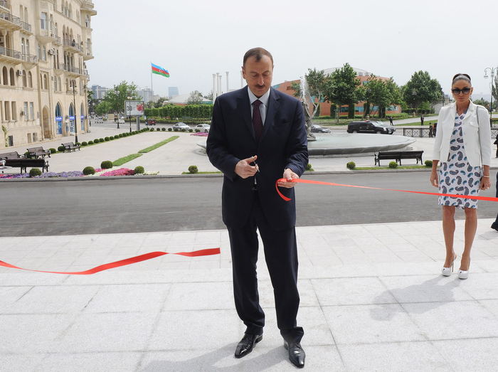 Президент Ильхам Алиев и его супруга Мехрибан Алиева приняли участие в открытии Бакинского фуникулера и подземного перехода на площади Азнефть – ФОТО