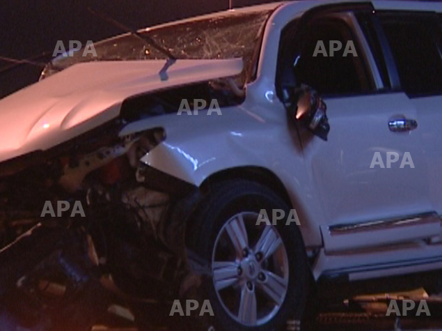 Toyota Land Cruiser врезалась в бетонное ограждение в Баку, водитель погиб - ФОТО