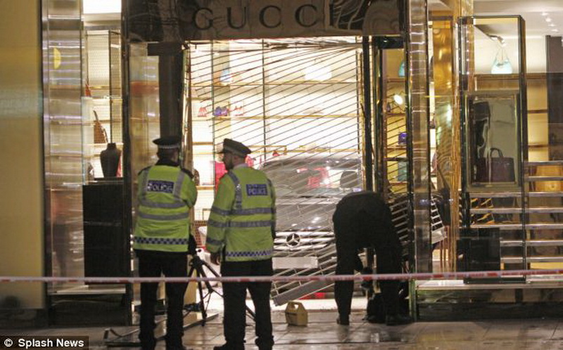 Грабители разнесли бутик Gucci ради сумочек и туфель