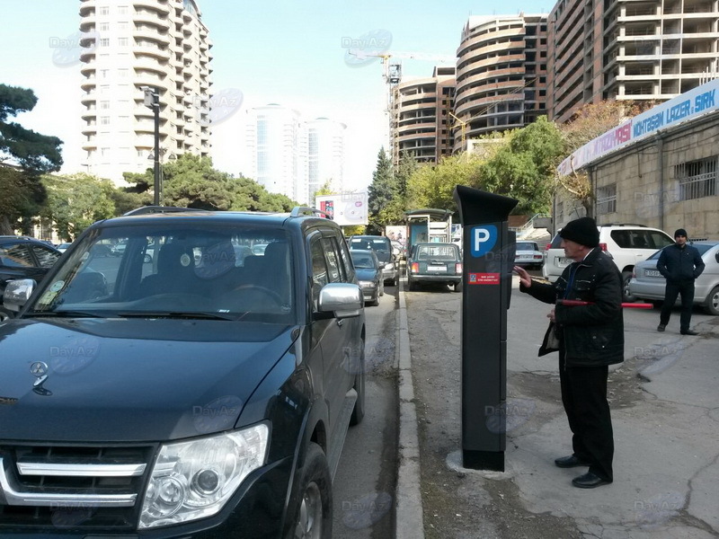 Паркомат перед Бакинским цирком лишил автобусы остановки - ФОТО
