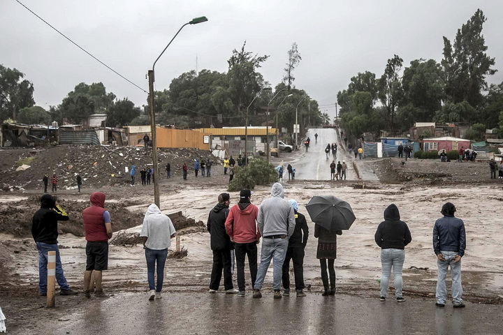 Наводнения в Чили: тысячи людей без света и воды - ФОТО
