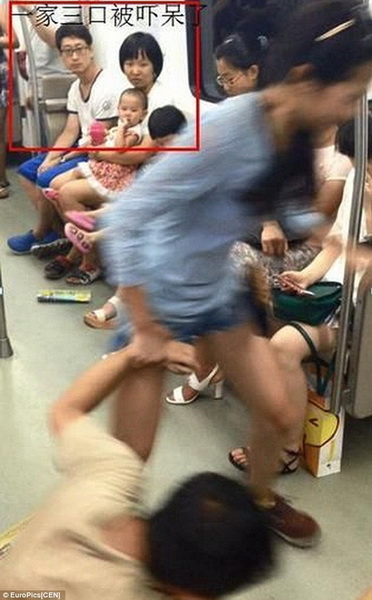 Пассажиры пекинского метро были шокированы увиденным - ФОТО