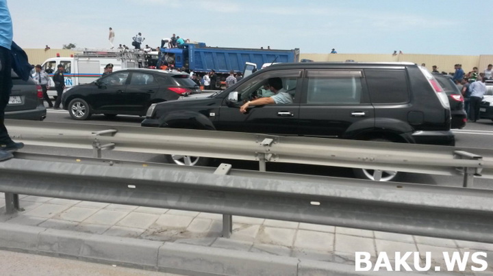 Грузовик въехал в автобус в Баку, есть погибшие, десятки раненых - ОБНОВЛЕНО - ФОТО - ВИДЕО