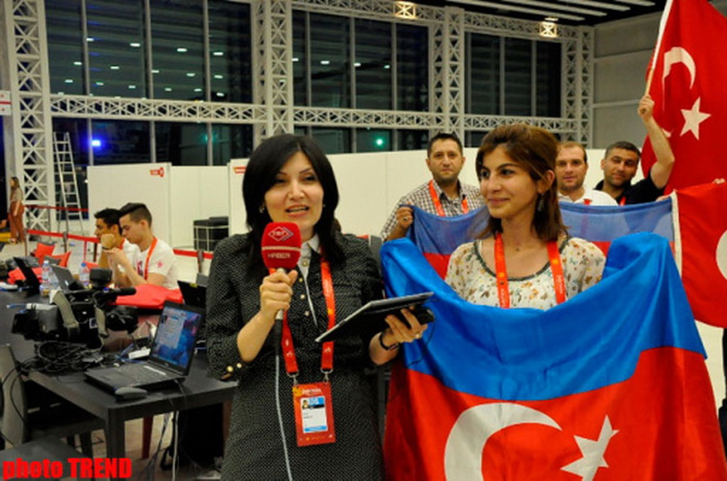 Журналисты Азербайджана и Турции приняли участие в прямом эфире TRT в пресс-центре "Baku Crystal Hall" - ФОТО