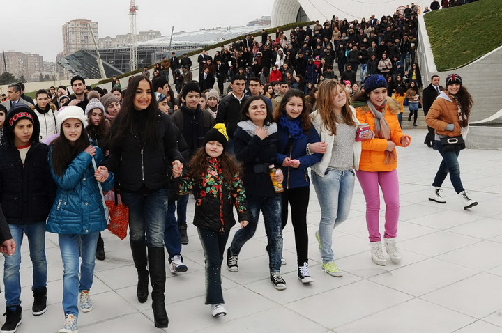Вице-президент Фонда Гейдара Алиева Лейла Алиева приняла участие в церемонии открытия выставок "Cracking Art" и “Сямяни” в парке Центра Гейдара Алиева - ОБНОВЛЕНО - ФОТО - ВИДЕО