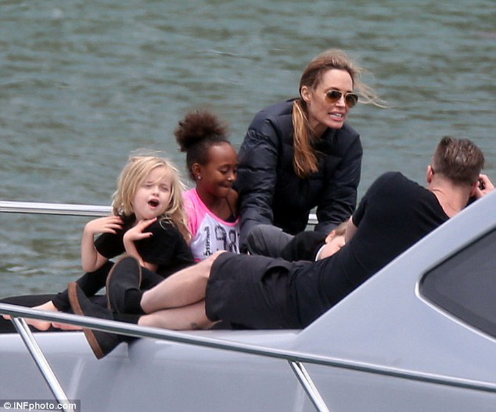 Семейная идиллия: Джоли-Питт на отдыхе с детьми - ФОТО