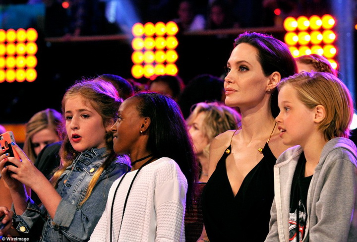 Анджелина Джоли с дочерьми произвели фурор на Kids' Choice Awards - ФОТО