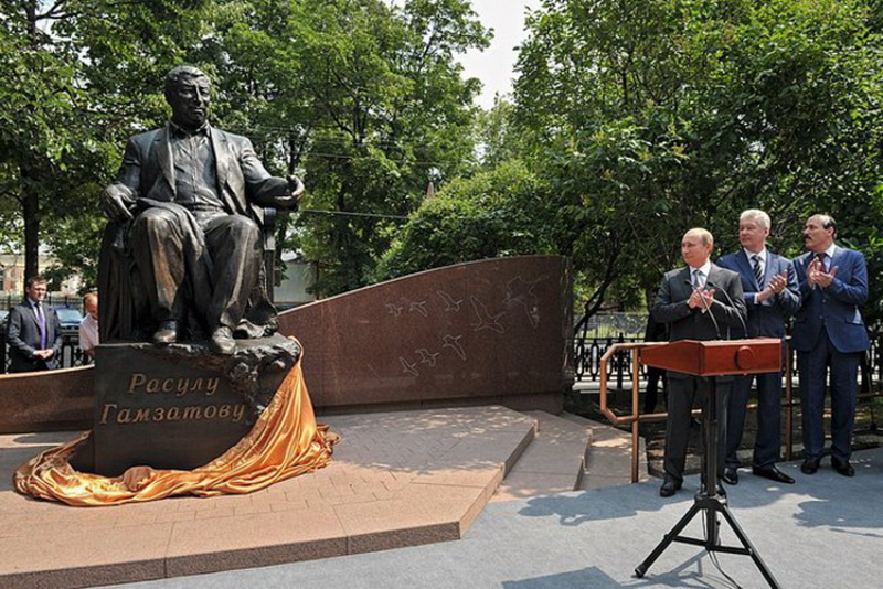 В Москве открыли памятник Расулу Гамзатову – ФОТО