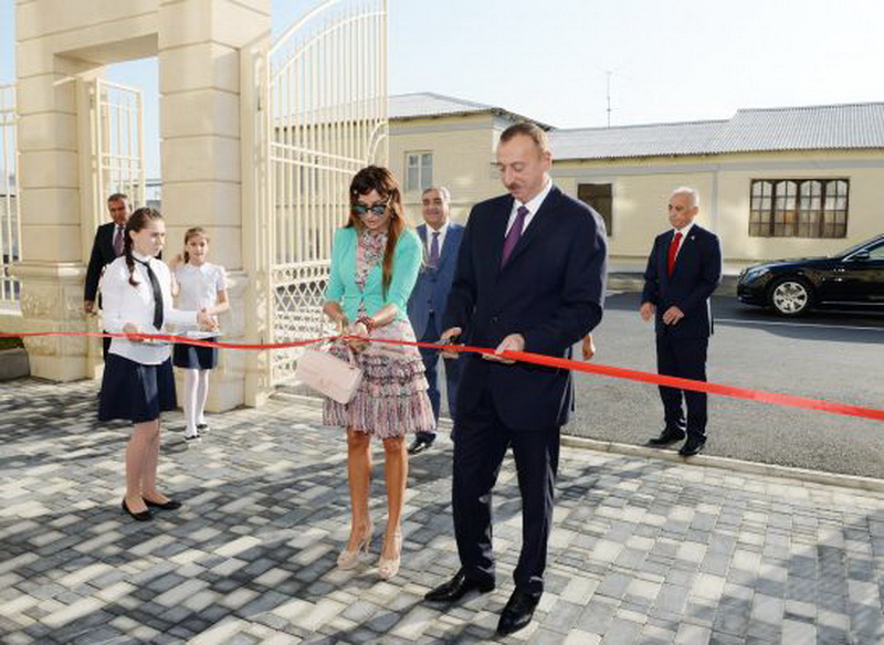 Президент Ильхам Алиев и его супруга Мехрибан Алиева приняли участие в открытии школы номер 124 в Баку - ОБНОВЛЕНО - ФОТО