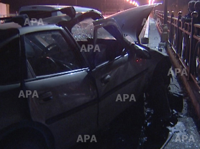 Opel врезался в ограждение моста в Баку, есть раненые - ФОТО