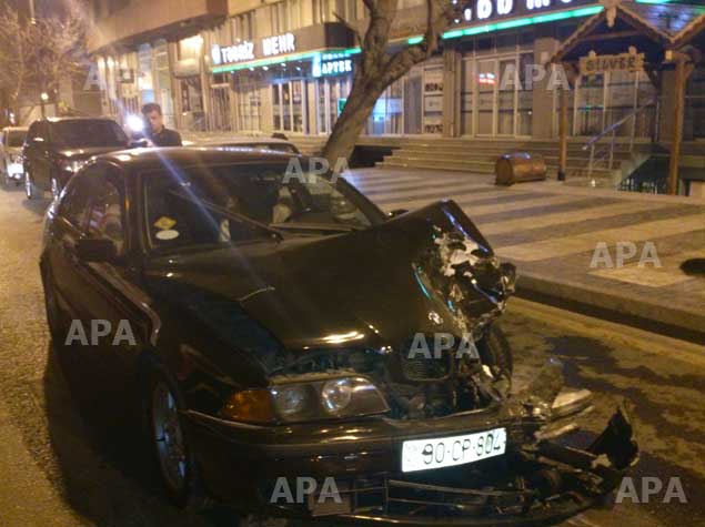 В Баку столкнулись BMW, Lexus и Mercedes - ФОТО