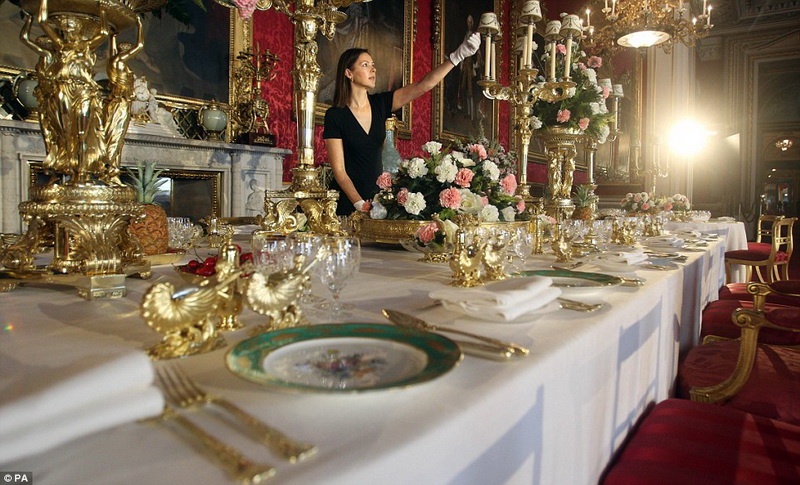 В Лондоне показали драгоценности с коронации королевы - ФОТО