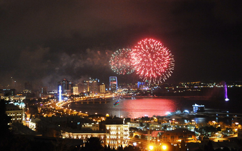 В Баку состоялся грандиозный фейерверк по случаю Новруза - ОБНОВЛЕНО - ФОТО